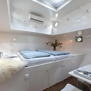 Houseboat Volle Maan Bed & Breakfast